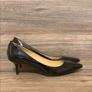 Michael Michael Kors Flex Patent-Leather Kitten-Heel Pump Sz- 9.5